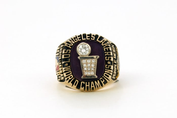 1985-Los-Angeles-Lakers-NBA-Championship-ring.jpg